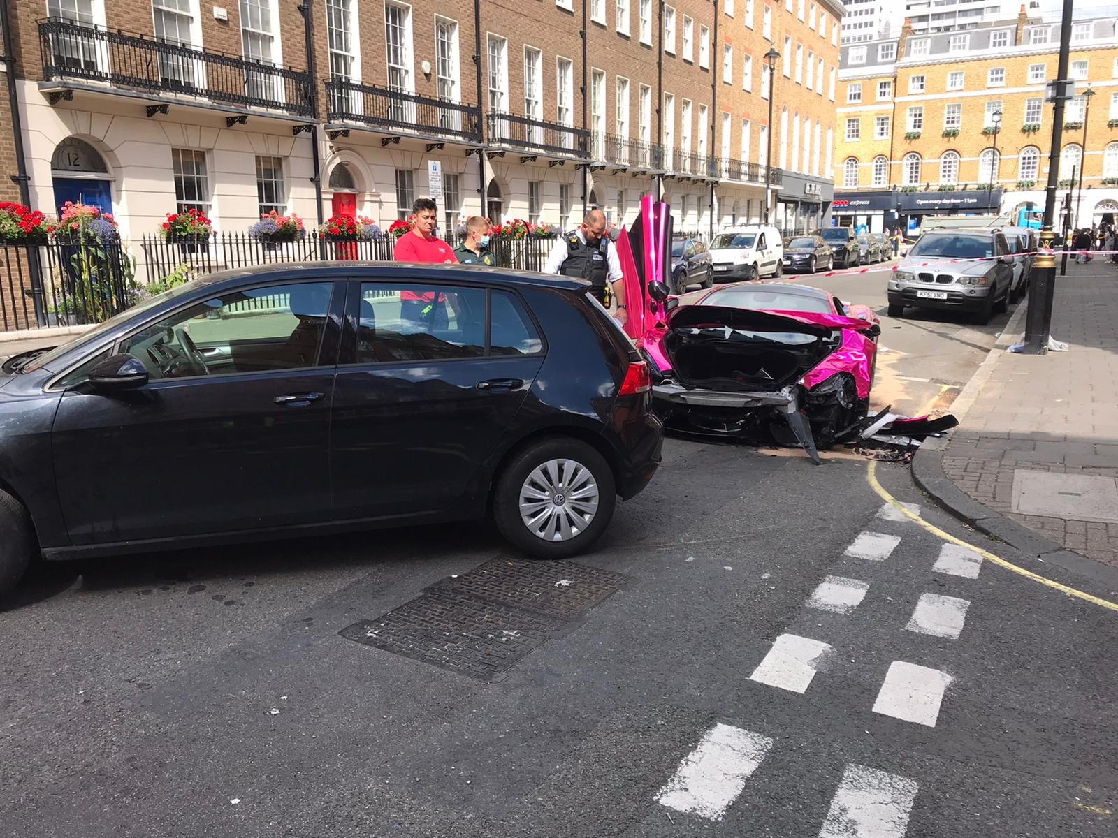 Владелец этого привлекательного розового McLaren 570S явно хотел выделиться из толпы, но он привлек больше внимания, чем рассчитывали, после того, как разбил среднемоторный суперкар на одной из улиц Лондона. Фотографии аварии, произошедшей около особ