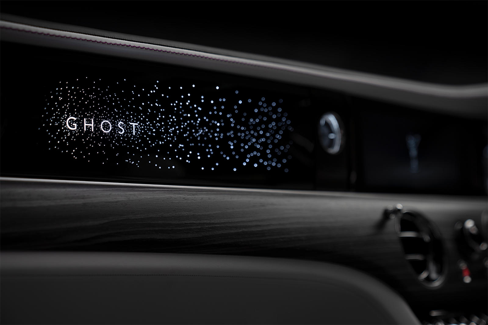 Название Ghost, расположенное перед пассажиром на переднем сиденье, подсвечивается и окружено более чем 850 звездами, излучающими мягкий свет в салон. Когда машина выключена, созвездие полностью исчезает. Нововведение следует за знаменитым хедлайнеро
