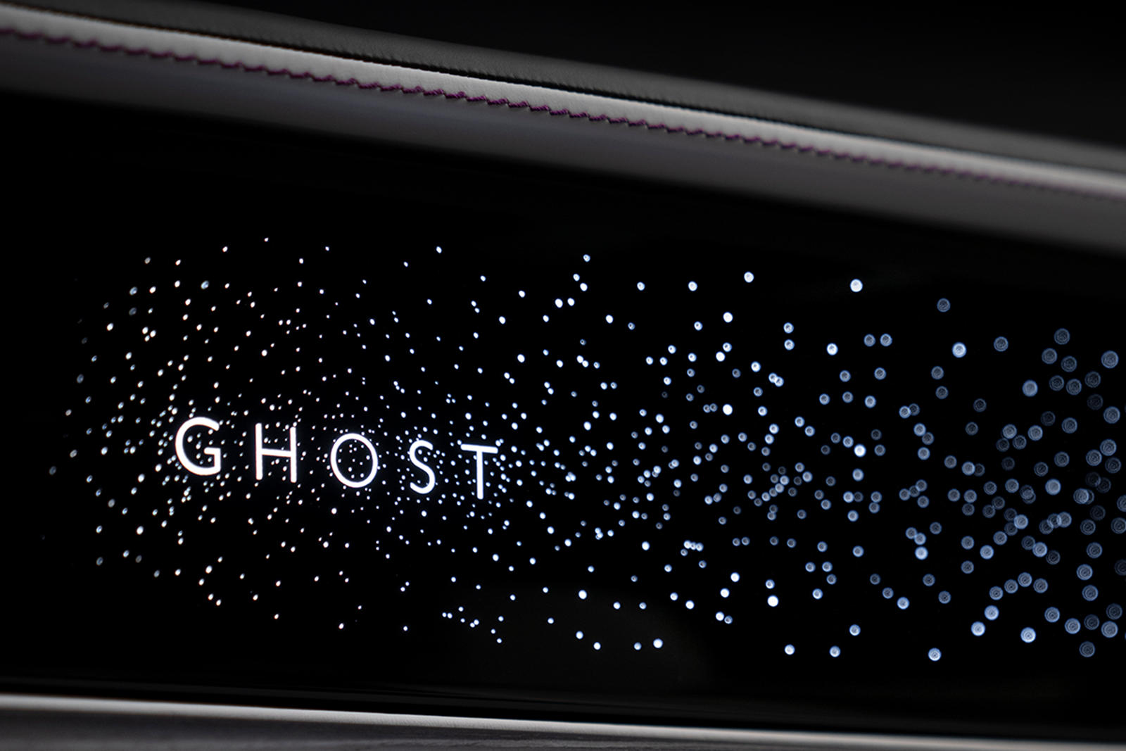 Название Ghost, расположенное перед пассажиром на переднем сиденье, подсвечивается и окружено более чем 850 звездами, излучающими мягкий свет в салон. Когда машина выключена, созвездие полностью исчезает. Нововведение следует за знаменитым хедлайнеро
