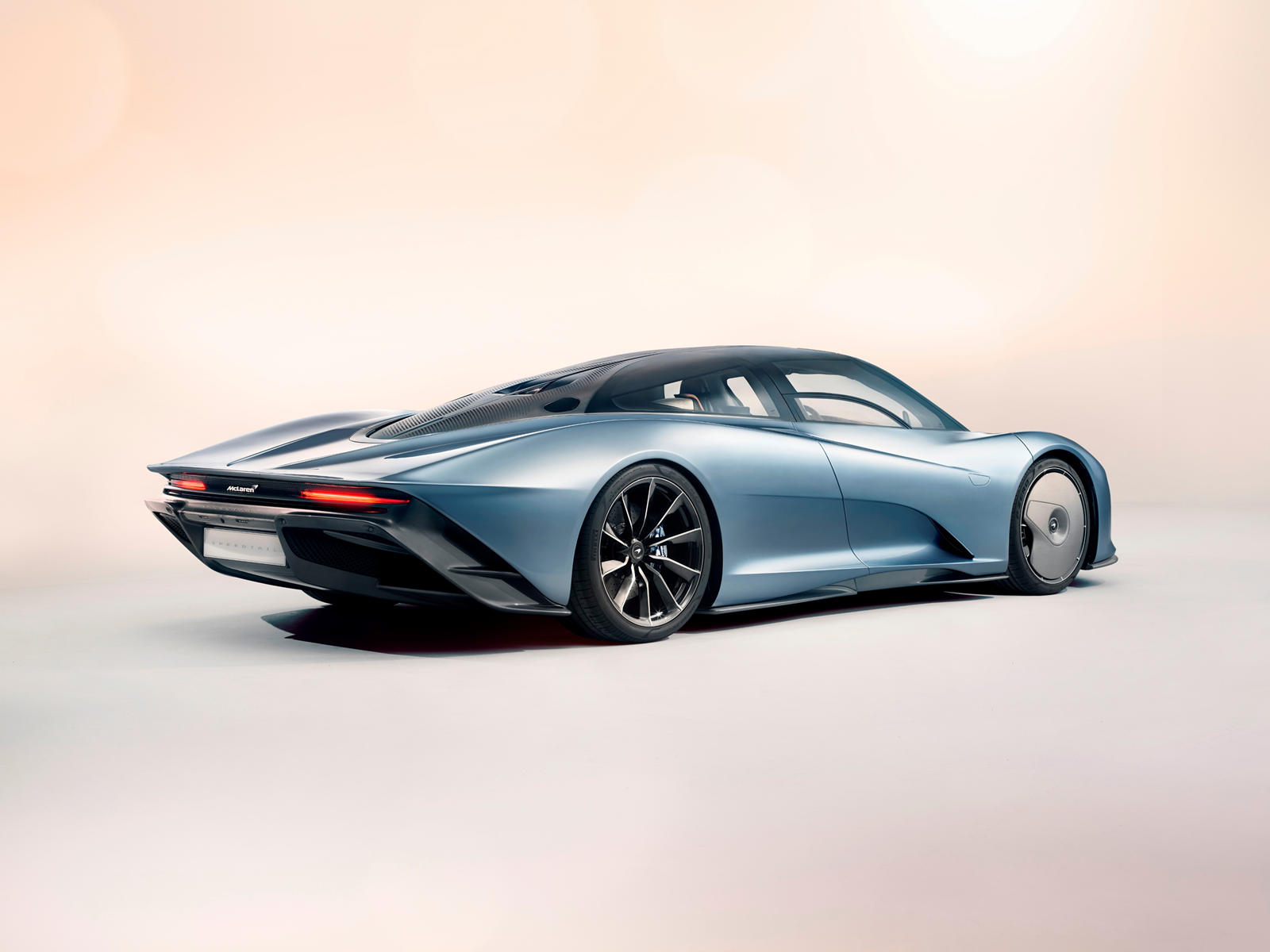 McLaren Speedtail теперь можно заряжать по беспроводной сети