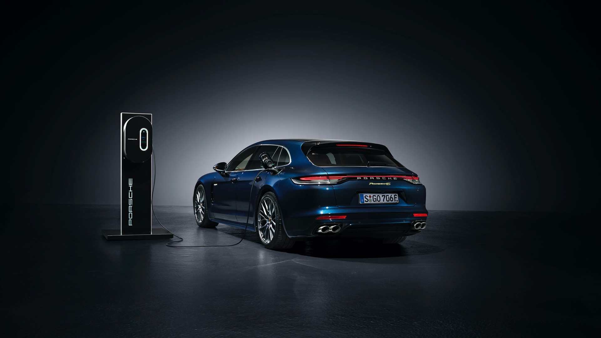 Новый Porsche Panamera 4S E-Hybrid сочетает в себе электродвигатель мощностью 136 л.с. с 440-сильным 2,9-литровым битурбо двигателем V6 с общей мощностью 560 л.с. и 750 Нм крутящего момента. Он разгоняется до 100 км/ч за 3,7 секунды и имеет запас ход