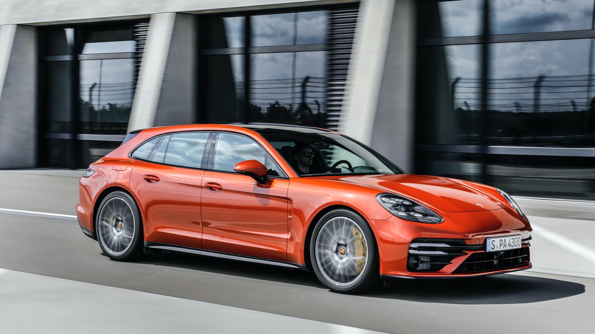 Turbo S получает систему Porsche Active Suspension Management (PASM) и систему стабилизации крена Porsche Dynamic Chassis Control Sport (PDCC Sport), которая включает в себя Porsche Torque Vectoring Plus (PTV Plus).