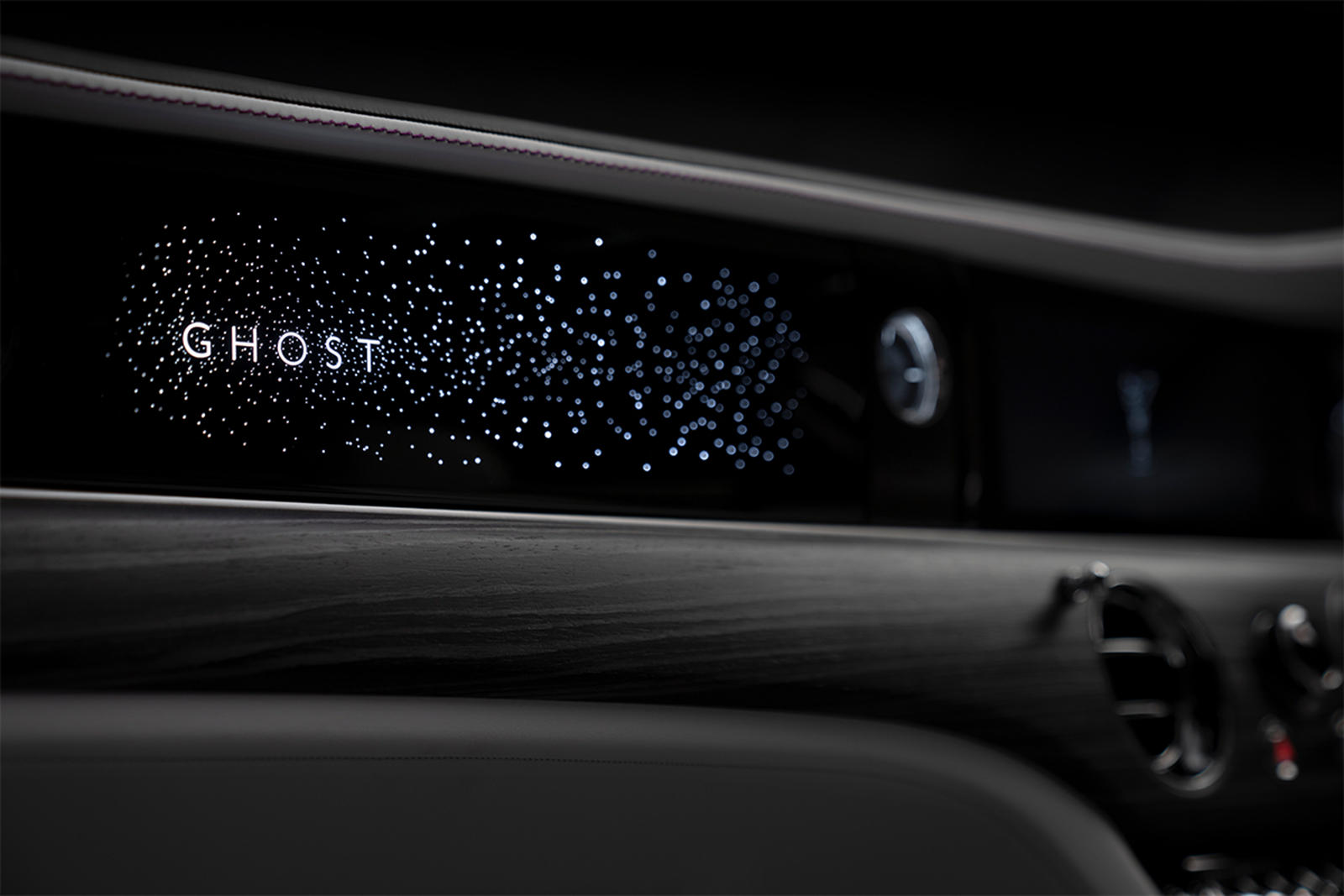 Завтра наконец будет представлен новый Rolls-Royce Ghost, после серии тизеров от люксового бренда, один из которых демонстрирует его потрясающую подсветку приборной панели, и еще один показывает очертания автомобиля.