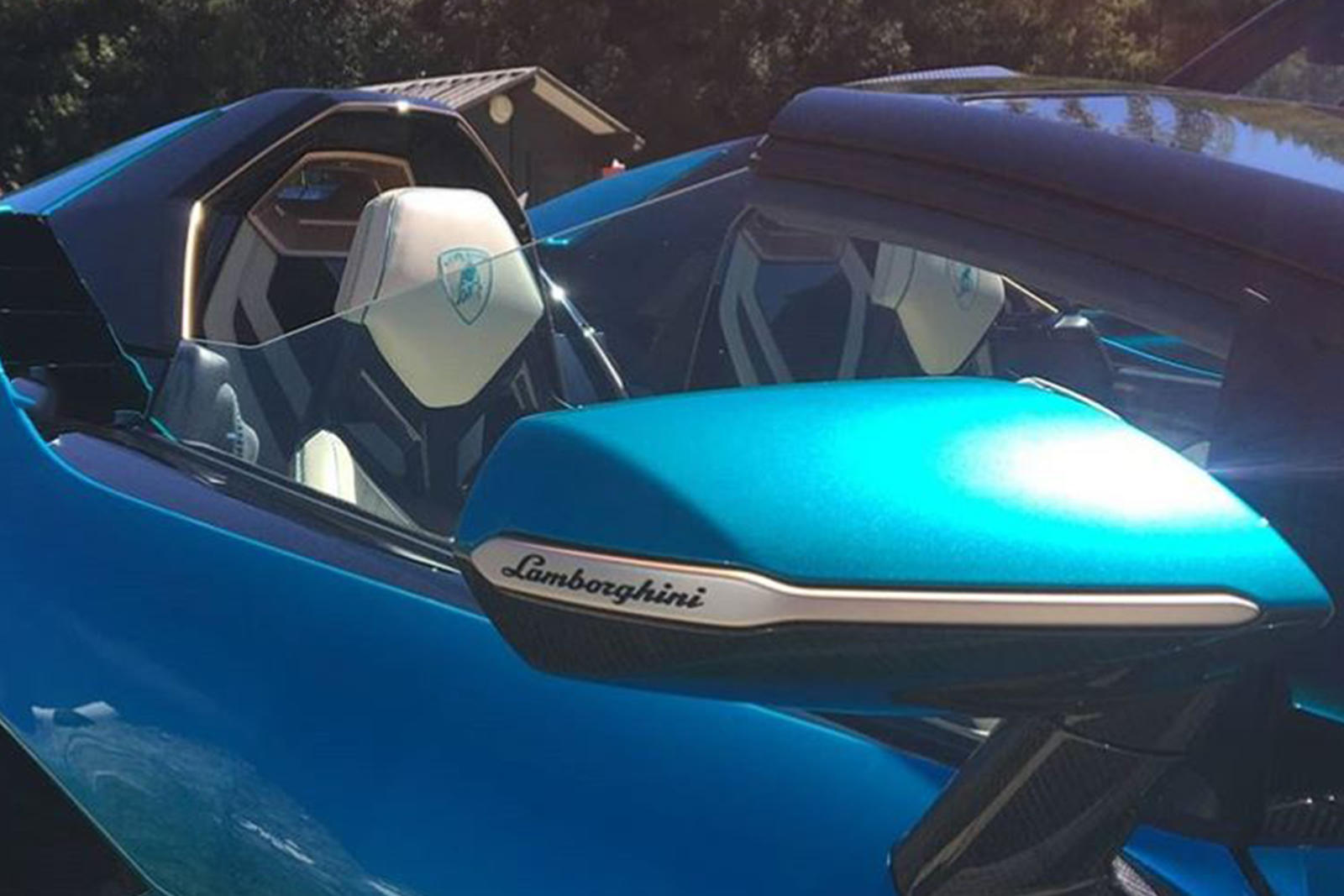 Новый Sian Roadster выделяется даже в мире безумного дизайна суперкаров и потрясающих силовых установок Lamborghini. Недавно он был представлен с его 819-сильной мощностью от его гибридной трансмиссии, но его дерзкий стиль, вероятно, привлечет ваше в