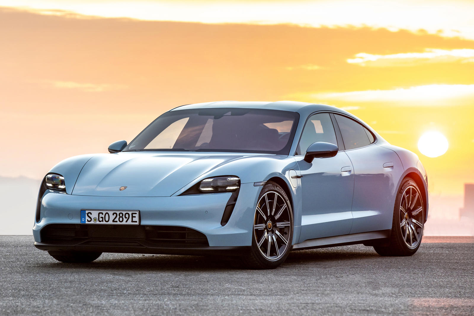 «400 сотрудников завода Audi в Неккарзульме [Германия] временно переходят на работу в Porsche в Цуффенхаузене для поддержки, среди прочего, производства полностью электрического Porsche Taycan», - подтвердил представитель Audi.