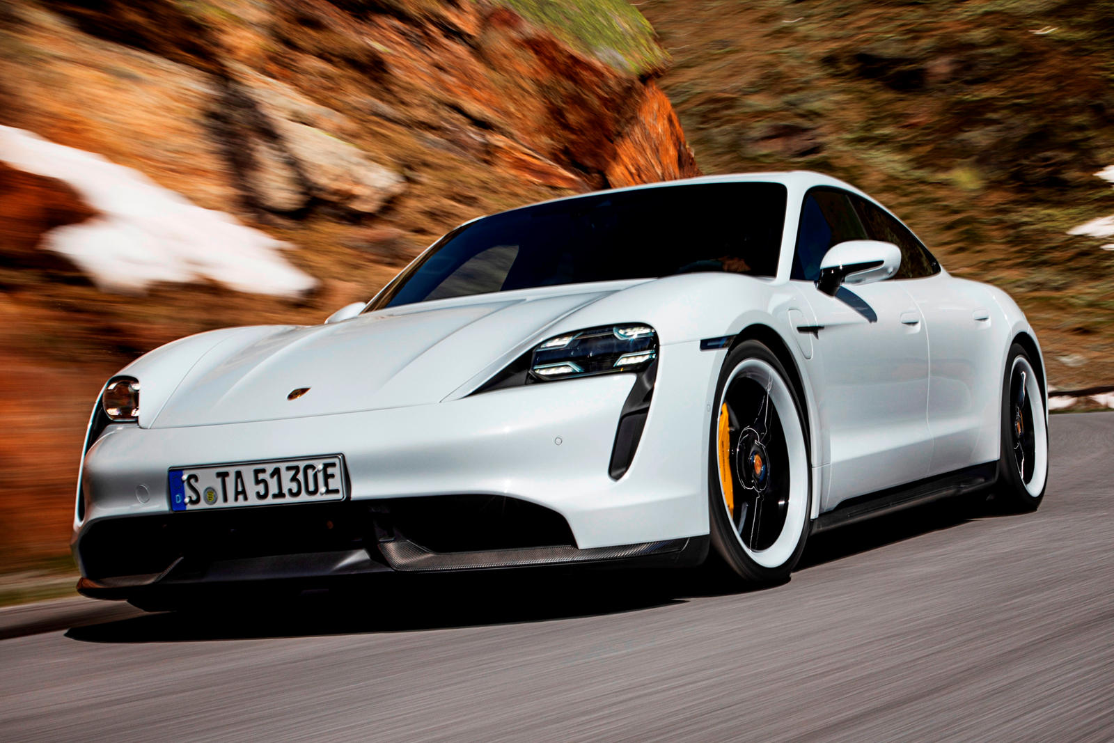 Первый полностью электрический автомобиль Porsche уже имеет оглушительный успех. В первой половине этого года было поставлено около 4500 экземпляров Porsche Taycan. Новинка 2020 модельного года, Taycan вернется в 2021 году с новыми технологиями, таки