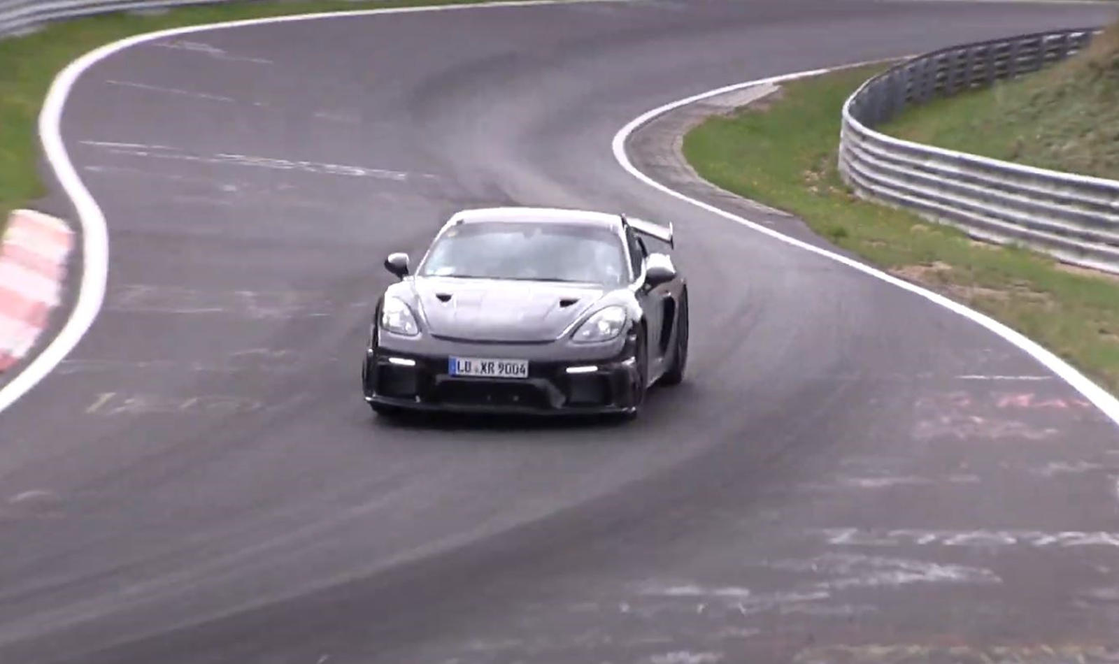 Недавно выпущенное шпионское видео показывает, что Cayman GT4 RS выглядит злобно с новыми воздуховодами NACA на капоте, и, черт возьми, это звучит неплохо, когда он на полном ходу проходит «зеленый ад». Нынешний GT4 считается многими одним из лучших 