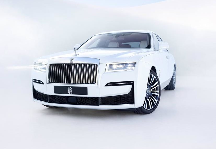 Новый Rolls-Royce Ghost, полностью изготовленный из алюминия, минимизирует количество закрытых линий вдоль своего обширного кузова. Для этого четыре мастера вручную сваривают корпус вместе, чтобы обеспечить идеально непрерывный шов. Выбор материала о
