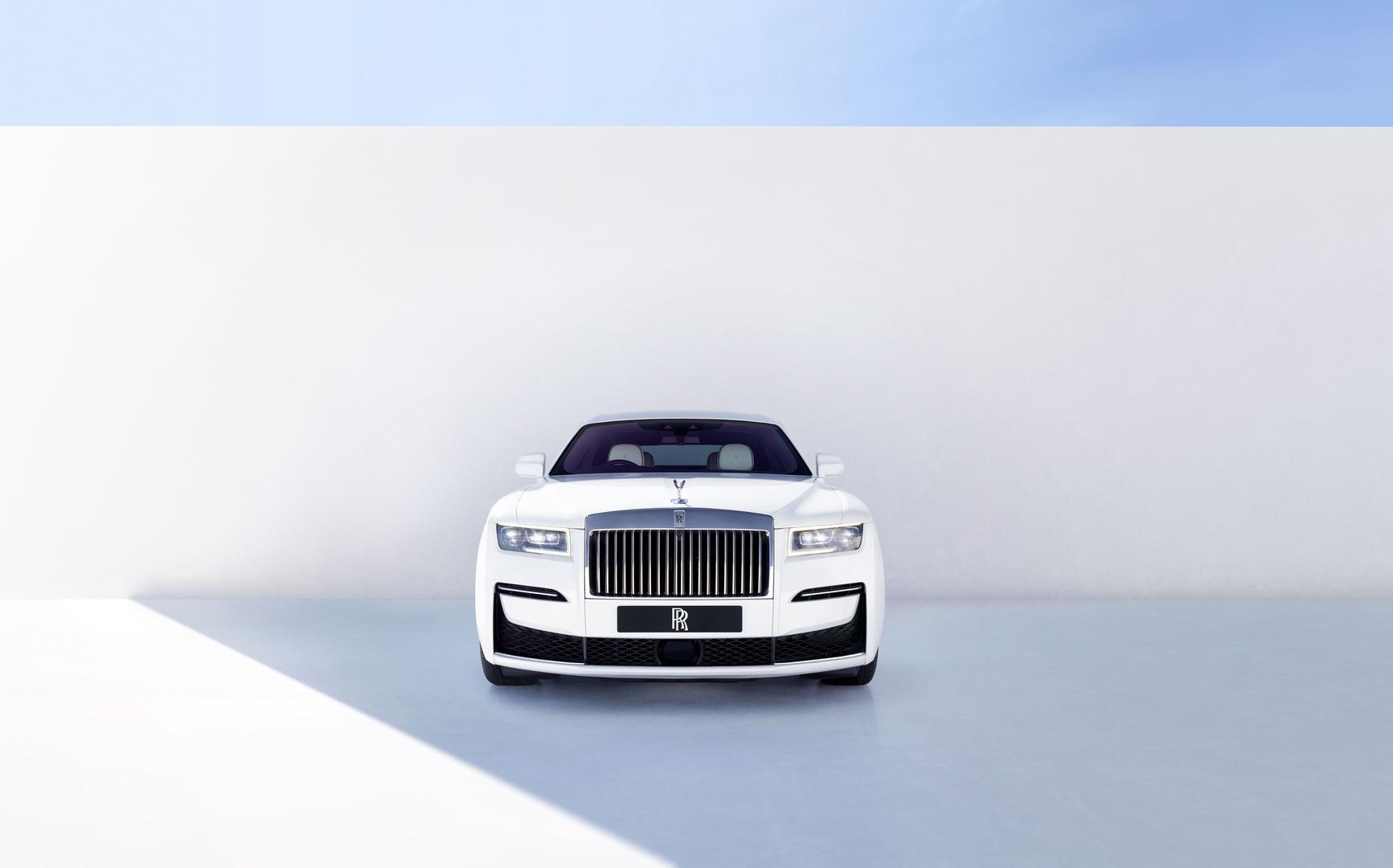 Новый Rolls-Royce Ghost, полностью изготовленный из алюминия, минимизирует количество закрытых линий вдоль своего обширного кузова. Для этого четыре мастера вручную сваривают корпус вместе, чтобы обеспечить идеально непрерывный шов. Выбор материала о
