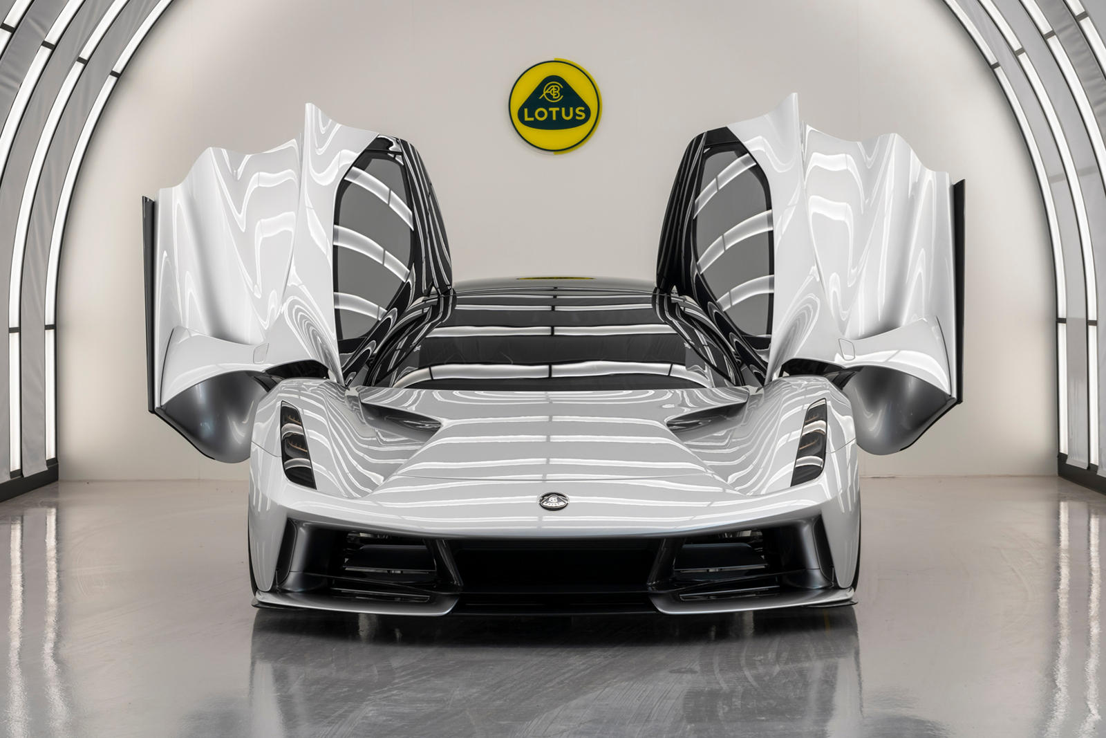 Когда Lotus Evija дебютировал в прошлом году, он получил широкую огласку благодаря своим потрясающим характеристикам. Это автомобиль-гало от Lotus, которого мы так долго ждали. Однако электрический гиперкар потерпел несколько неудач. Задержки в тести