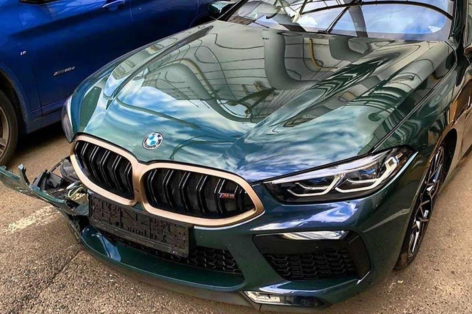 Чтобы отпраздновать начало производства M8 Gran Coupe, BMW выпустил ультра-лимитированную версию First Edition со специальным цветом кузова, вдохновленным оригинальной концепцией M8 Gran Coupe. Всего было запланировано производство 400 экземпляров. Н