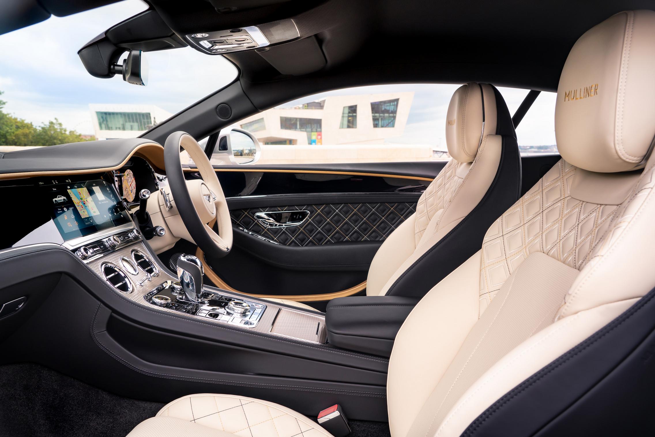 Штрихи, которые делают Bentley Continental GT Mulliner таким уникальным, включают новую матричную решетку «Double Diamond»; это делает Mulliner мгновенно узнаваемым. Решетка дополнена соответствующими вентиляционными отверстиями на передних крыльях с