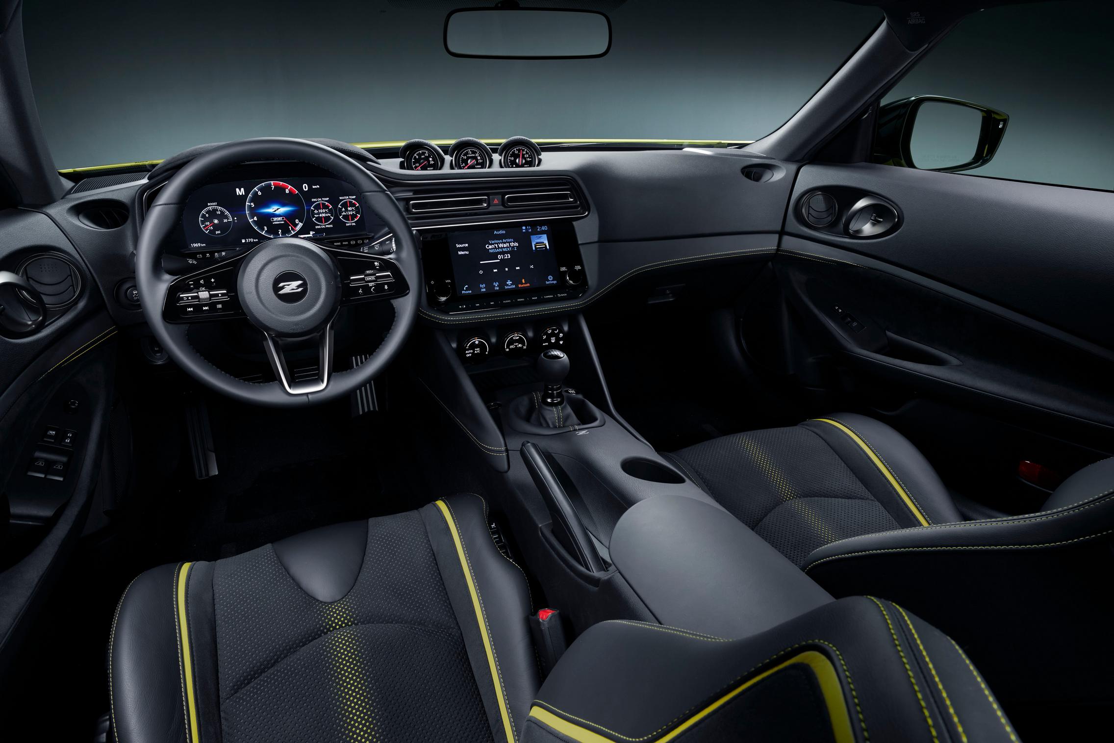 Салон Nissan Z Proto получает 12,3-дюймовый цифровой дисплей, три аналоговых шкалы, установленные на приборной панели, и глубокое рулевое колесо.