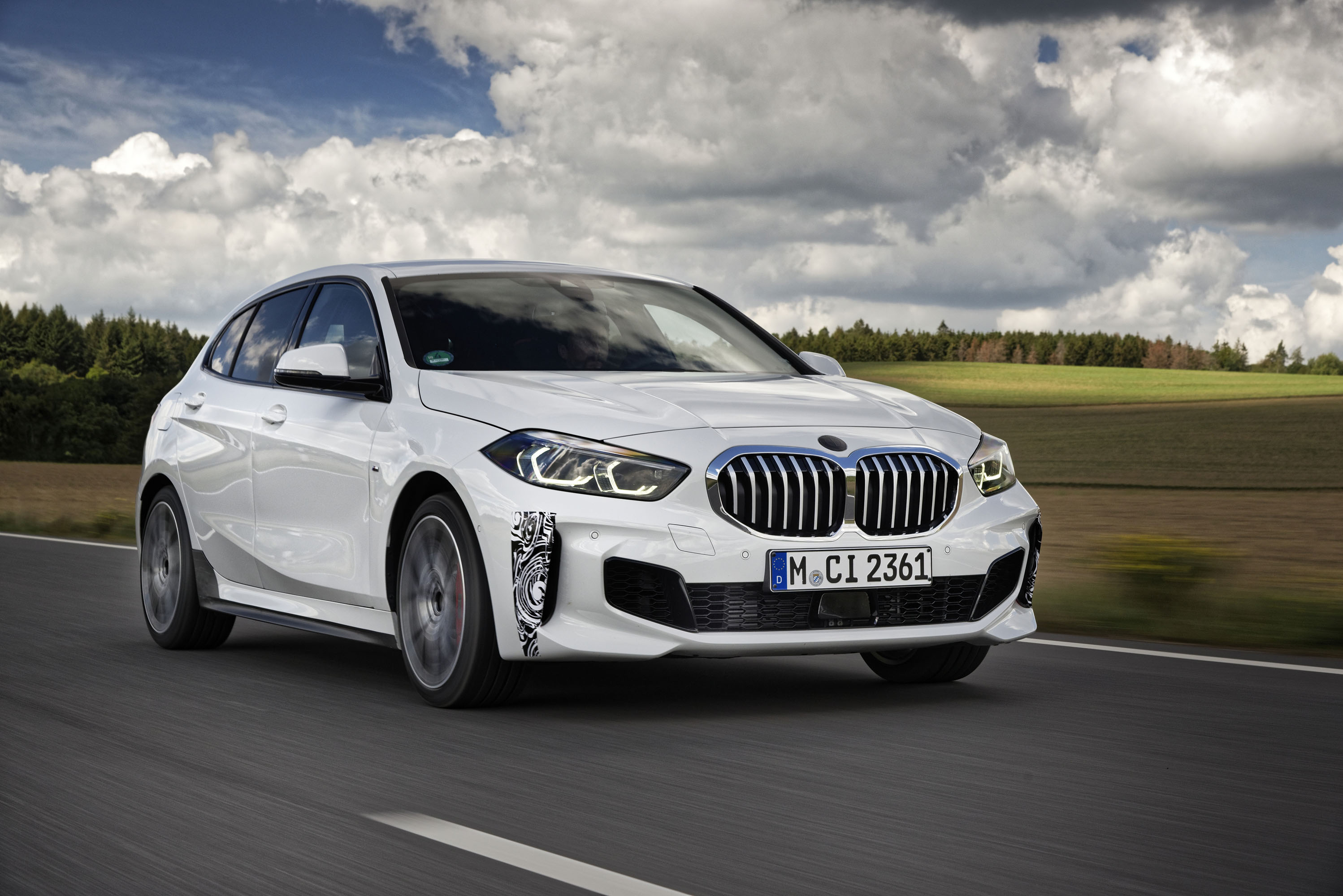 Переднеприводный BMW 128ti расположен непосредственно под топовой моделью BMW 1 серии, BMW M135i xDrive (расход топлива в смешанном цикле: 7,1-6,8 л/100 км; выбросы CO2 в смешанном цикле: 162-154 г/км). Новый 2-литровый четырехцилиндровый двигатель с