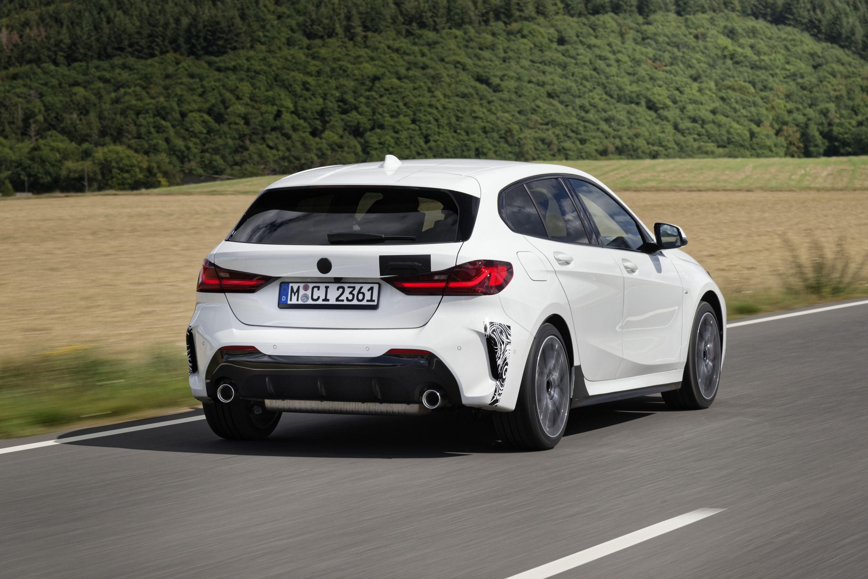 Новый BMW 128ti серийно оснащается 8-ступенчатой спортивной коробкой передач Steptronic и дифференциалом повышенного трения Torsen, обеспечивающим лучшее сцепление с дорогой на передней оси. Он имеет специально настроенную спортивную подвеску M, вклю