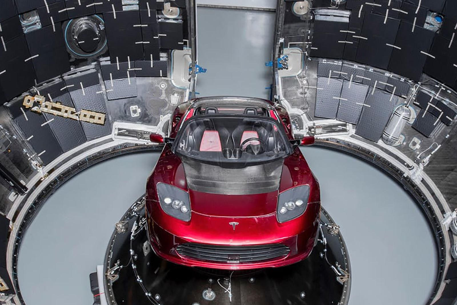 Tesla Roadster, который, как говорят, разгоняется от 0 до 100 км/ч за 1,9 секунды, развивает максимальную скорость 400 км/ч и имеет максимальную дальность хода 990 км, в настоящее время находится в 60 миллионах км от нашей планеты и обращается вокруг