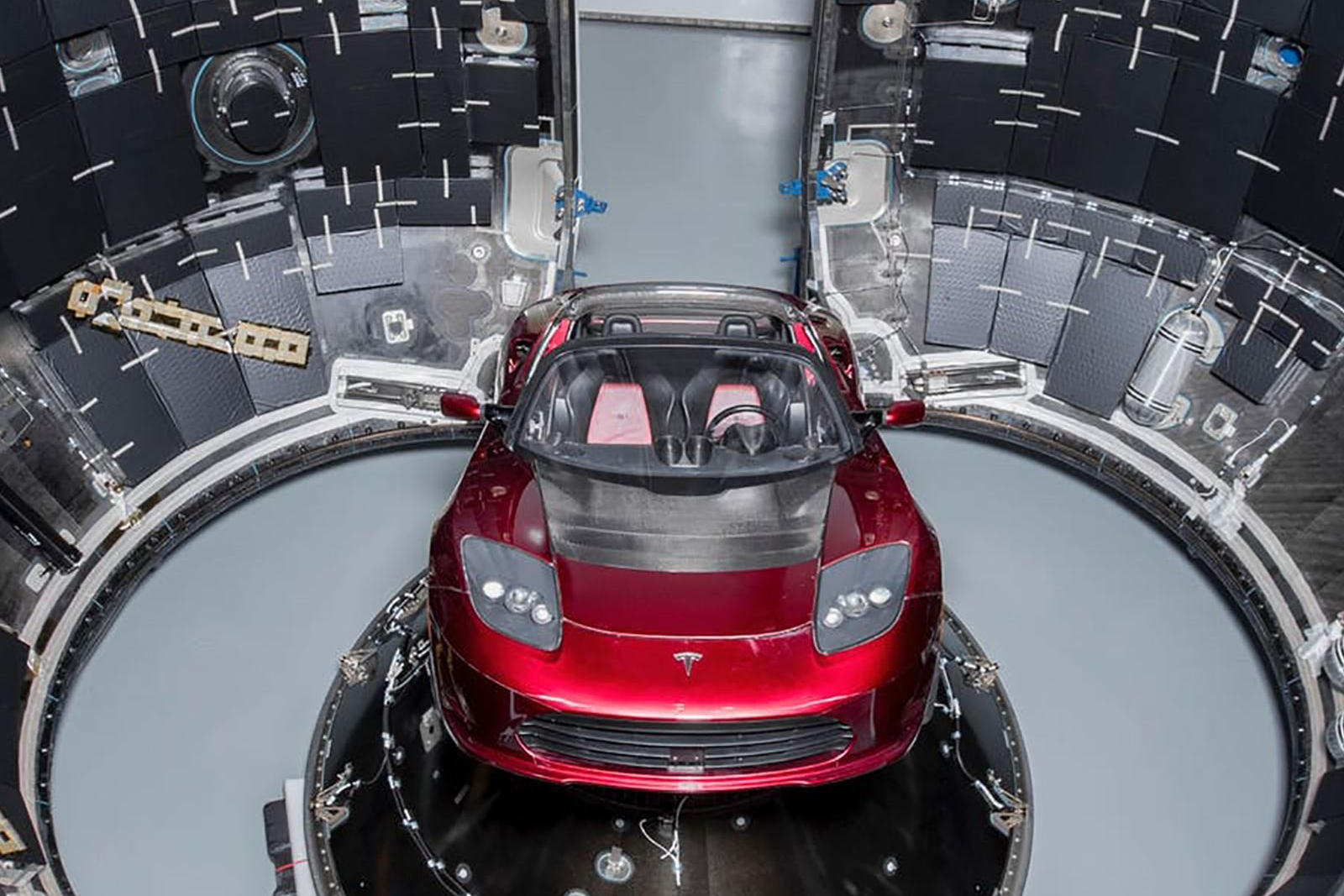 Tesla Roadster Илона Маска только что миновал Марс