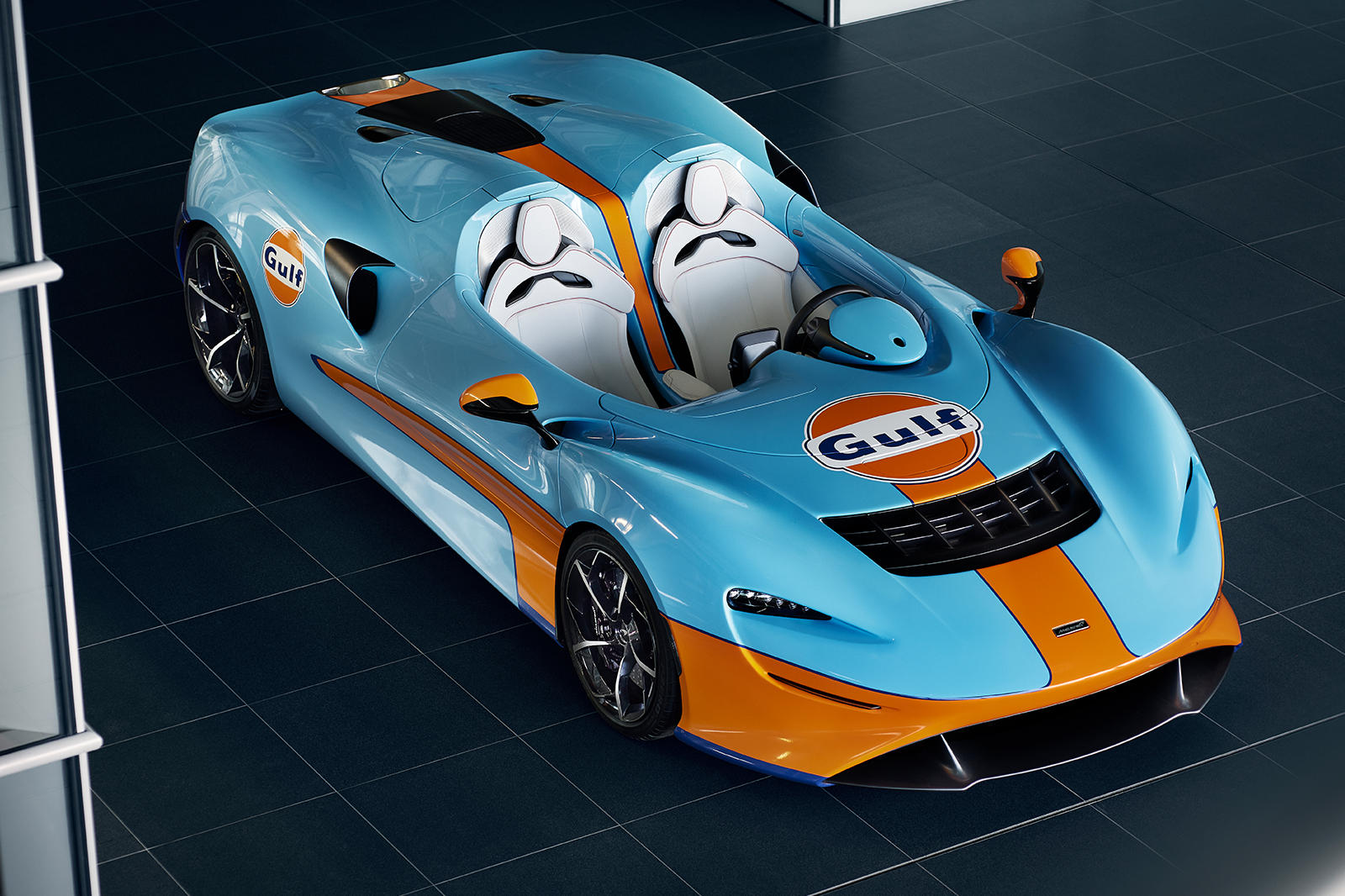 Хотя MSO предложит клиентам множество вариантов персонализации, версия с ливреей Gulf, представленная здесь, выглядит фантастически: оранжевая линия посередине кузова дополняет основной синий цвет.