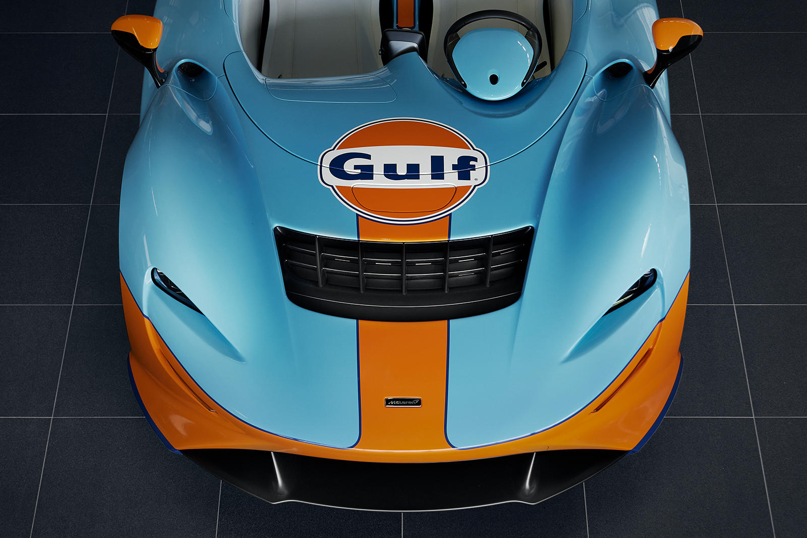 Хотя MSO предложит клиентам множество вариантов персонализации, версия с ливреей Gulf, представленная здесь, выглядит фантастически: оранжевая линия посередине кузова дополняет основной синий цвет.