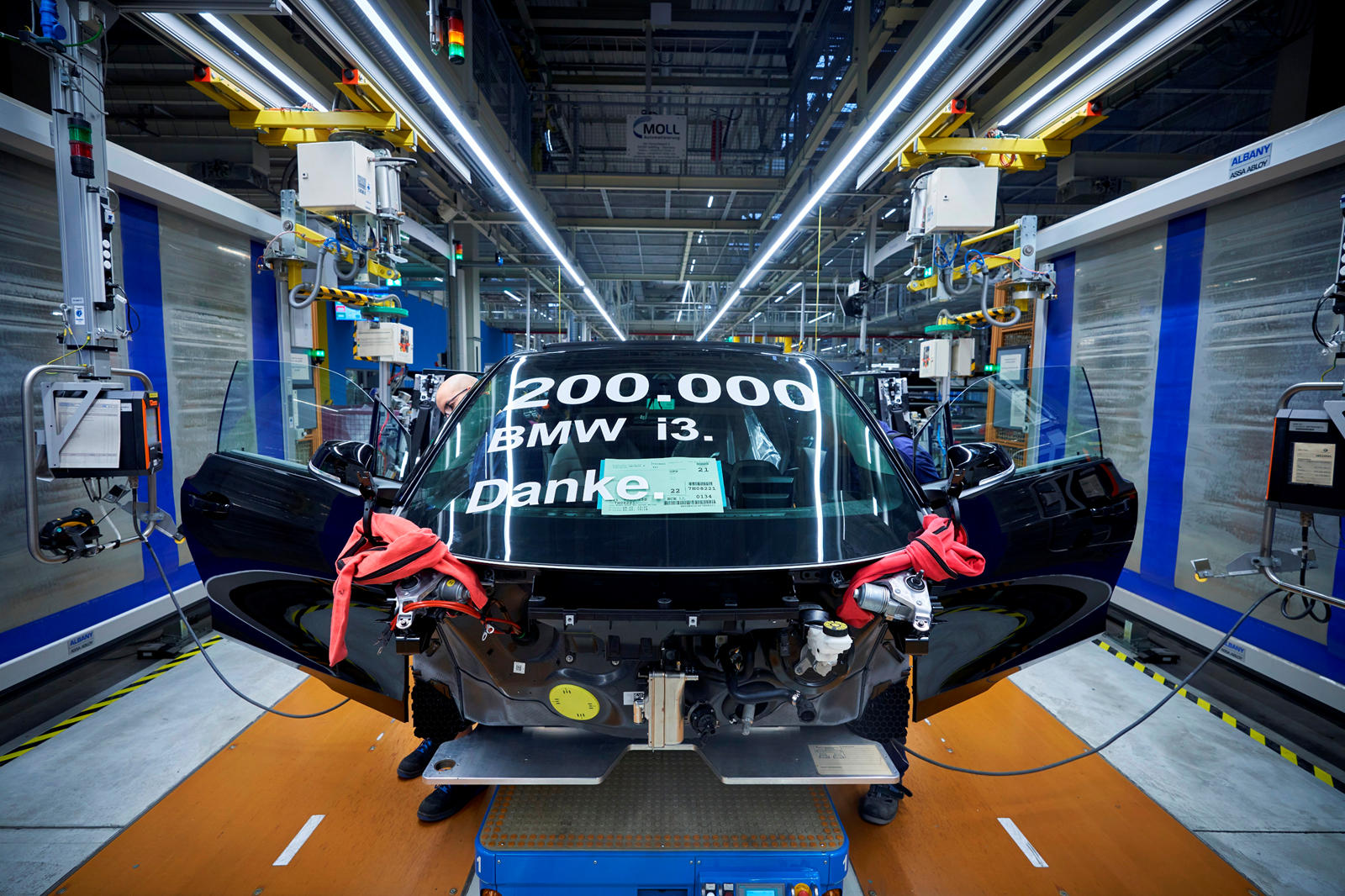 В прошлом году BMW модернизировала i3 батареей на 42,2 кВтч, чтобы заменить предыдущую батарею на 33 кВтч, что привело к увеличению запаса хода на электричестве до 250 км.