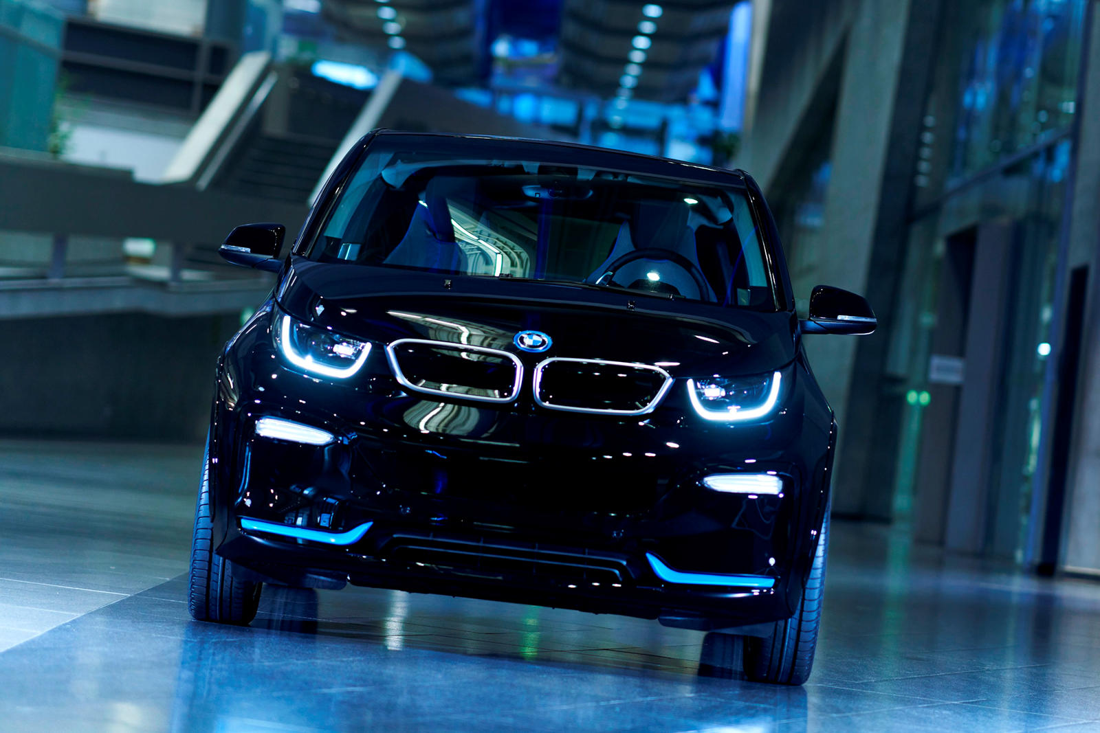 В это трудно поверить, но BMW i3 впервые появился в 2013 году. Наряду с тогда еще новым BMW i8, i3 запустил суббренд немецкого автопроизводителя i. Но, в отличие от i8, выпуск i3 не прекращается. Вместо этого сейчас 200-тысячный образец сходит с конв