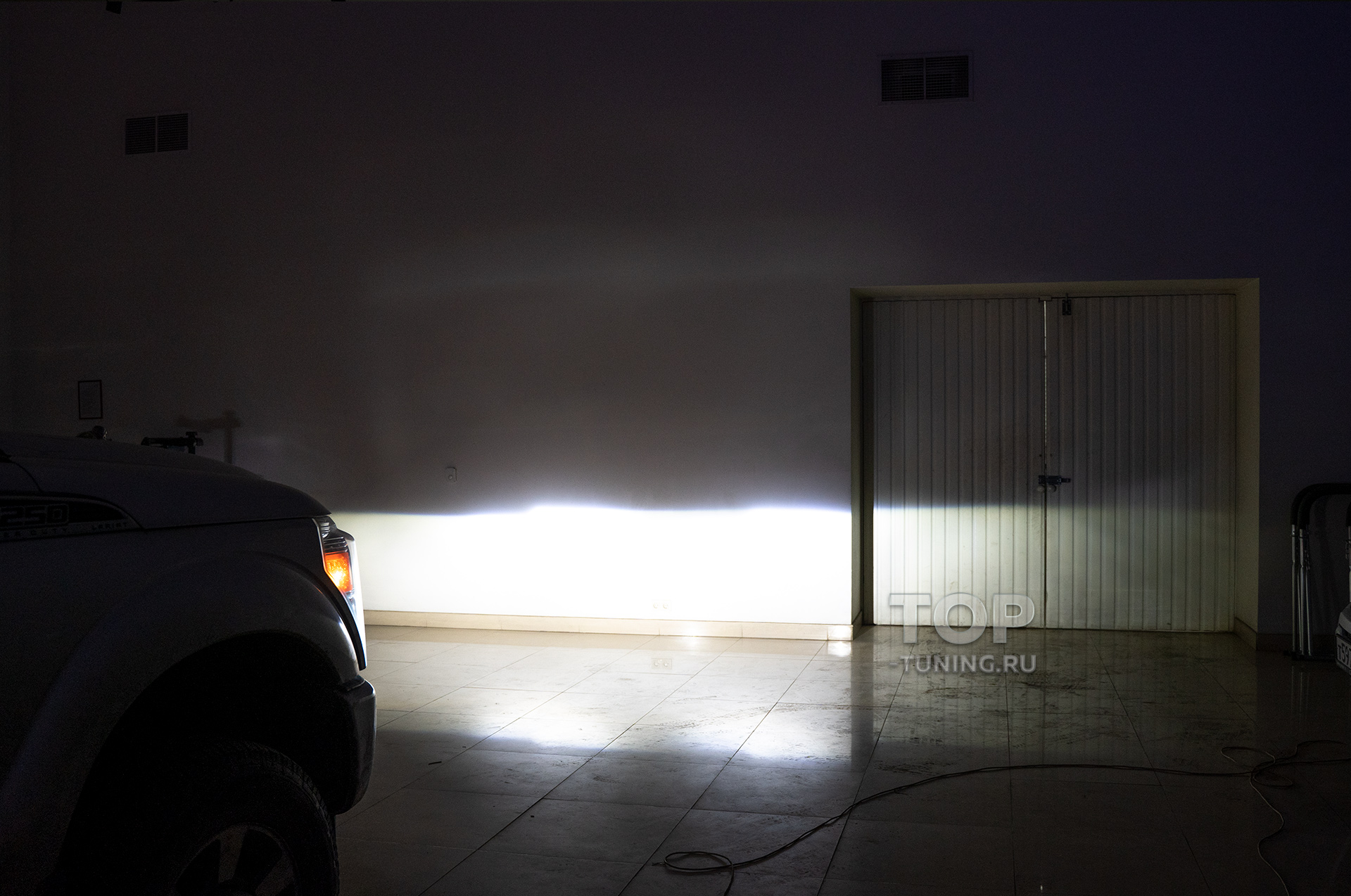 Тюнинг оптики Ford F 250 - штатный свет, сравнение После. Установка светодиодных би линз 