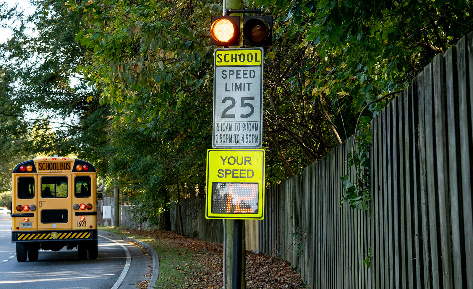 В школьных зонах уже есть придорожные блоки (RSU), которые используют мигающие огни, чтобы предупреждать водителей о снижении скорости. Эти RSU получат технологию C-V2X, чтобы они могли связываться с транспортными средствами. В качестве дополнительно