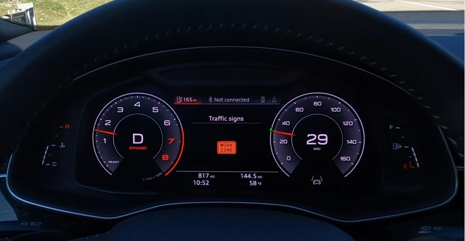 У Audi есть новая технология, называемая C-V2X, которую можно использовать для самых разных целей. Немецкий автопроизводитель недавно продемонстрировал новую функцию C-V2X, которая предупреждает водителей о приближающихся строительных зонах, обеспечи