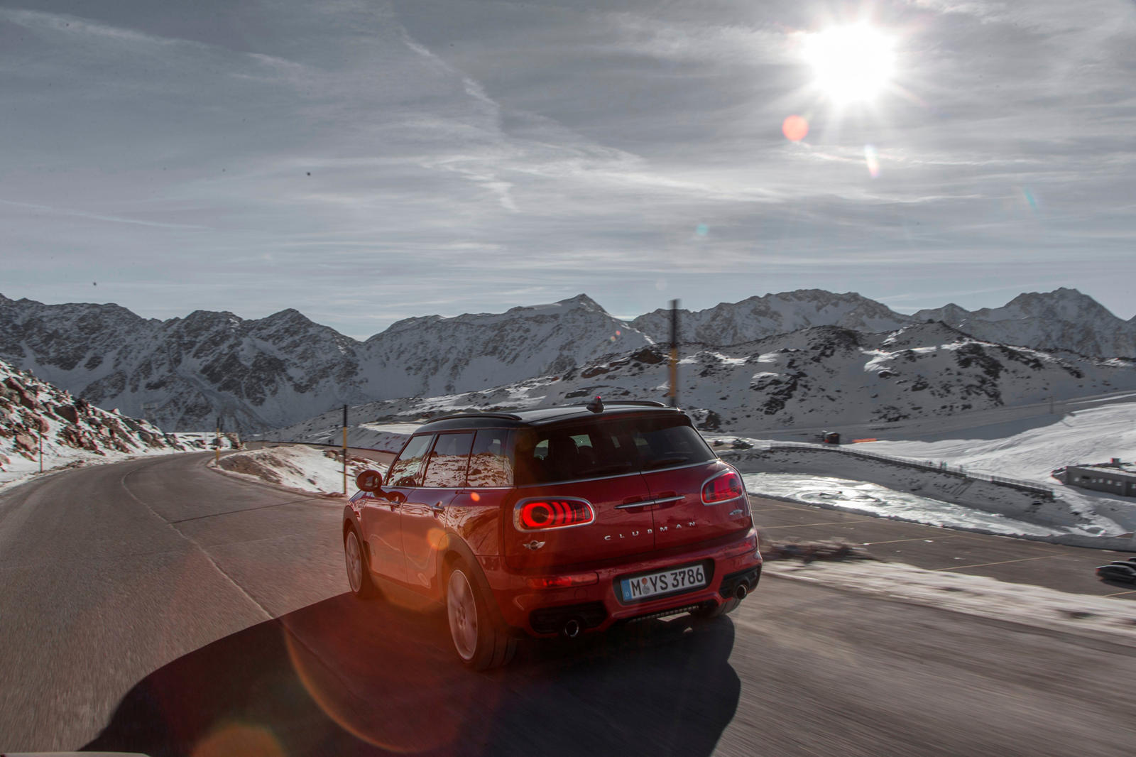 Если вам нужен высокопроизводительный Mini, линейка John Cooper Works поможет вам. Возглавляет ассортимент новый Mini John Cooper Works GP. JCW GP с 2,0-литровым двигателем с турбонаддувом мощностью 301 л.с. и крутящим моментом 448 Нм - это самый быс