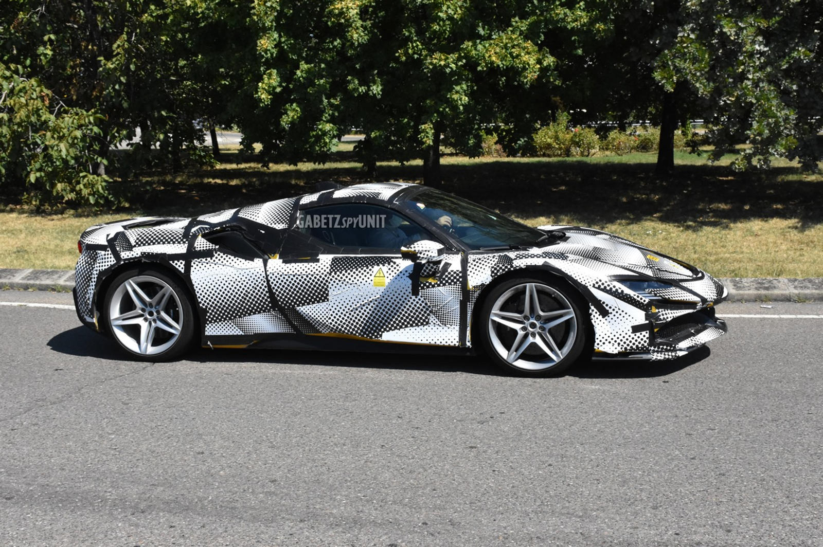 Мы уже увидели Ferrari SF90 Stradale с откидной крышей, поскольку, несмотря на маскировку под, последний тестовый камуфляж автопроизводителя был несколько прозрачным. Теперь, благодаря любезности Уолтера Вайра через Facebook, мы еще раз взглянем на г