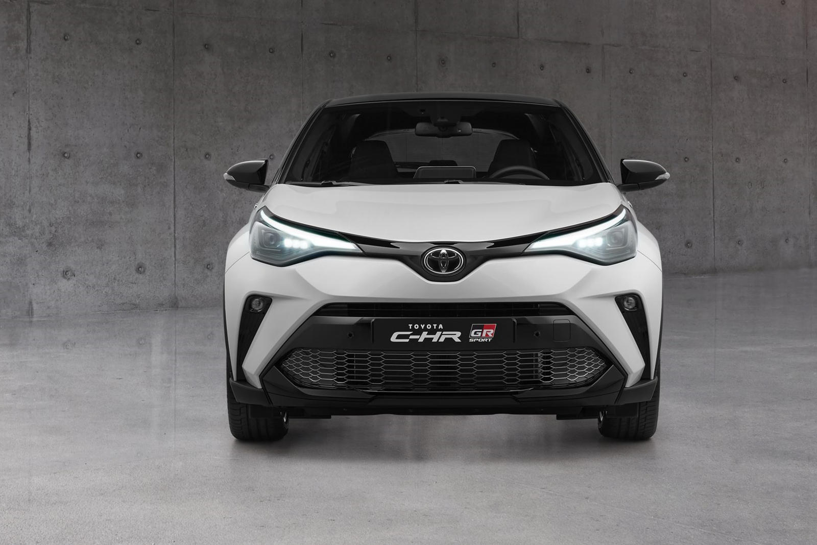 Линейка Toyota GR Sport продолжает расширяться за счет новой гоночной модели Toyota C-HR GR Sport, представленной в 2021 модельном году, с более спортивным дизайном экстерьера и интерьера, а также обновленным рулевым управлением. Ранее эта отделка бы