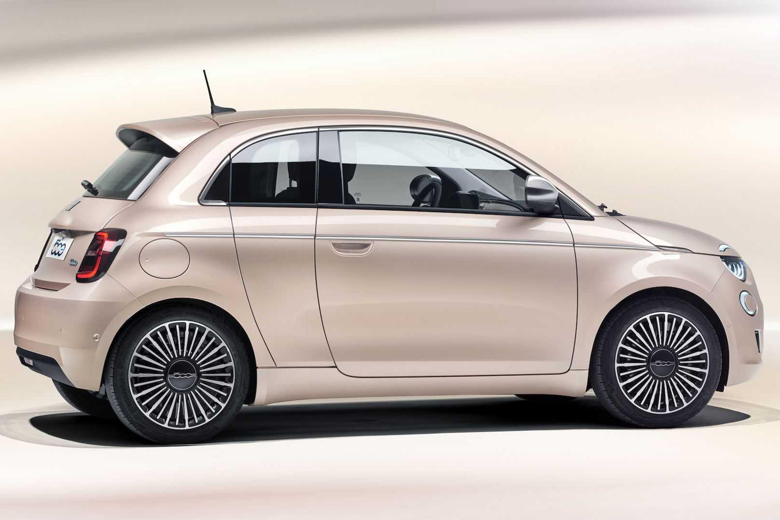 Новый двухдверный 2021 Fiat 500 был возрожден исключительно с полностью электрической трансмиссией с максимальной мощностью 118 лошадиных сил и дальностью хода до 320 км/ч на одной зарядке. Это более чем идеально для езды по городу в Европе. А еще ес