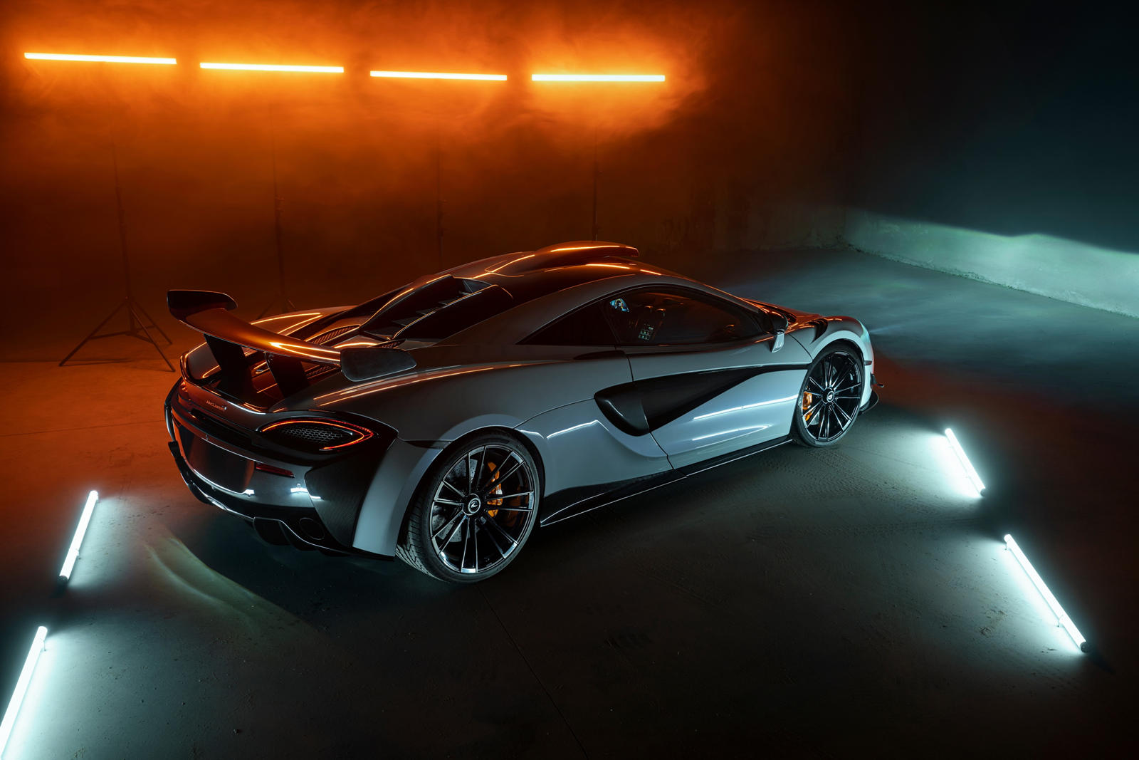 Представленный в прошлом году McLaren 620R по сути является дорожной версией успешного гоночного автомобиля 570S GT4. С более легким кузовом, вдохновленным гонками, чем 600LT, и 3,8-литровым двигателем V8 с двойным турбонаддувом мощностью 610 лошадин