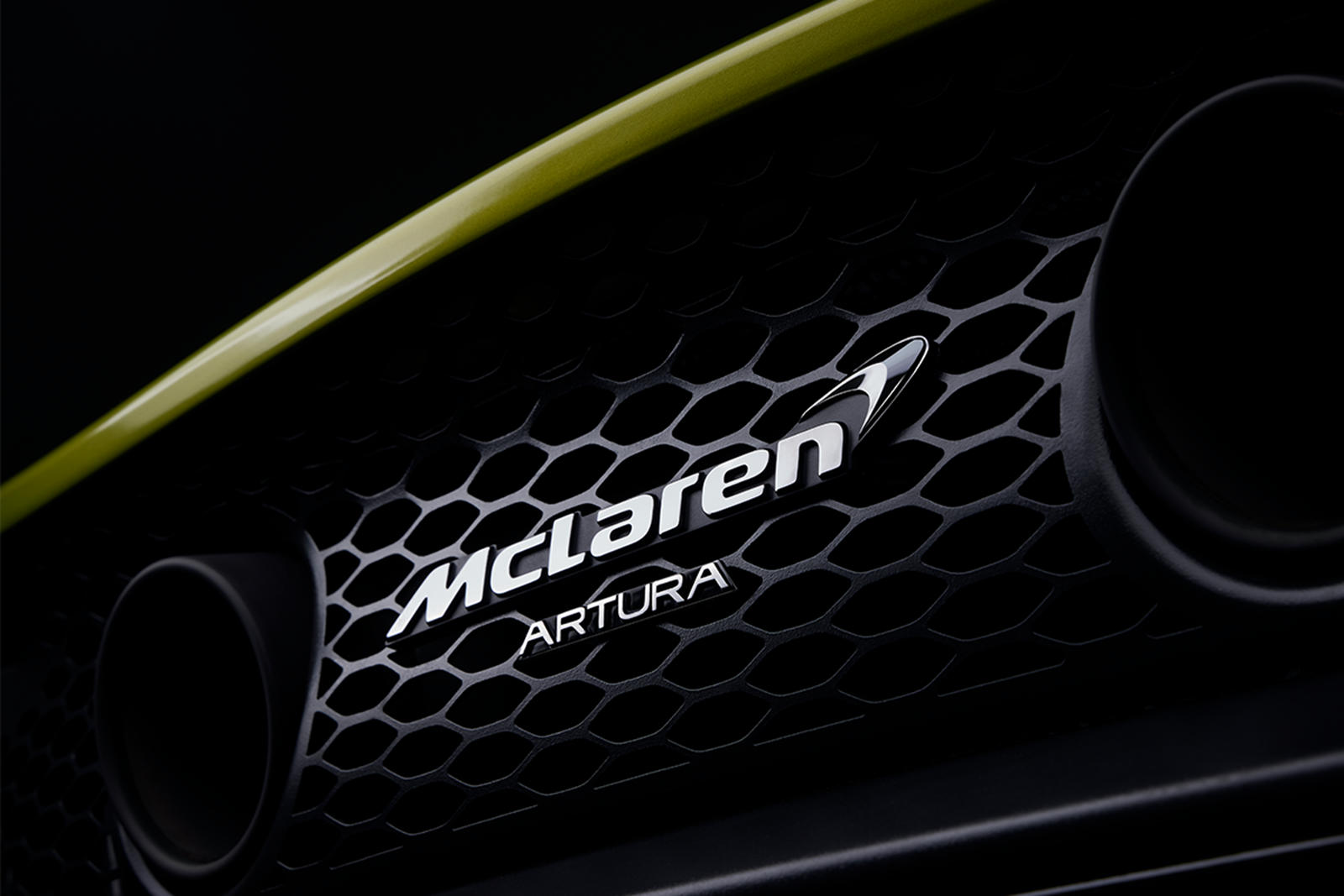 Он станет серьезным отходом от двигателей McLaren V8. В 570S V8 выдает 562 л.с. и 600 Нм крутящего момента. Используя легкую архитектуру McLaren Carbon Lightweight Architecture (MCLA), которая, по словам компании, обеспечит «ведущее в своем классе пр