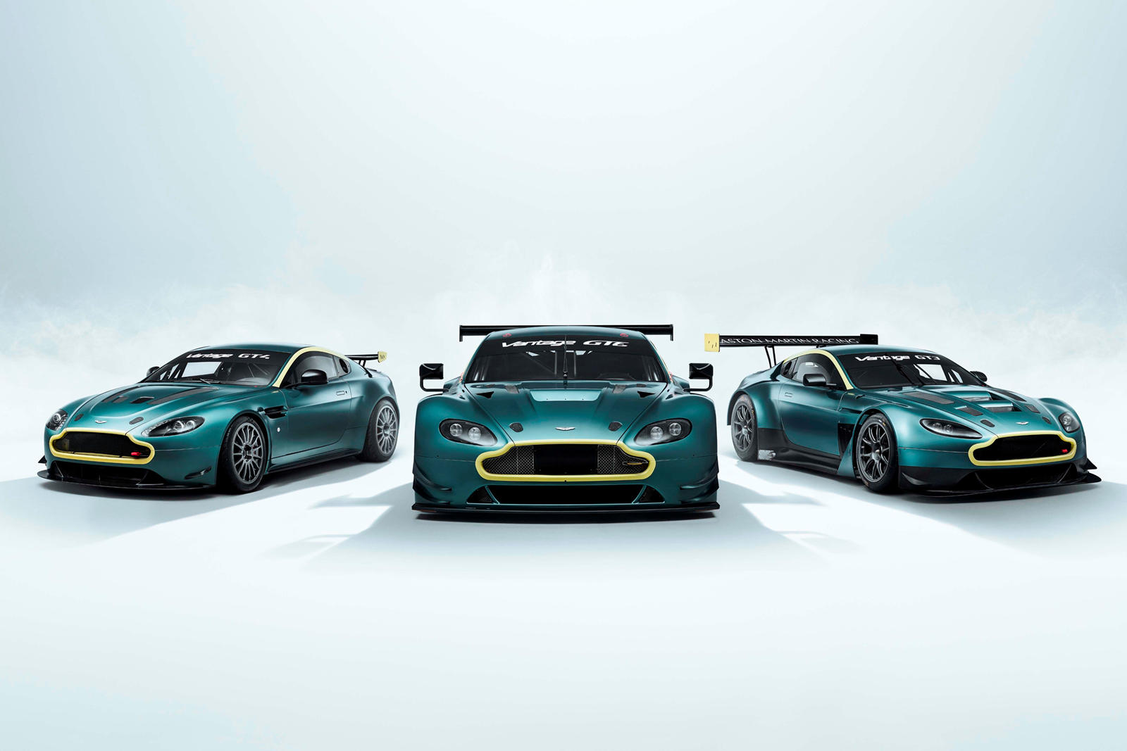 Aston Martin продает легендарные гоночные автомобили Vantage в комплекте из  трёх машин