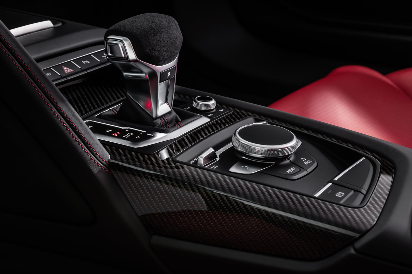 Поскольку передние колеса не обременены приводом и могут сосредоточиться исключительно на управлении суперкаром, Audi заявляет, что передняя часть автомобиля свободна от крутящего момента, а электромеханический усилитель рулевого управления способств