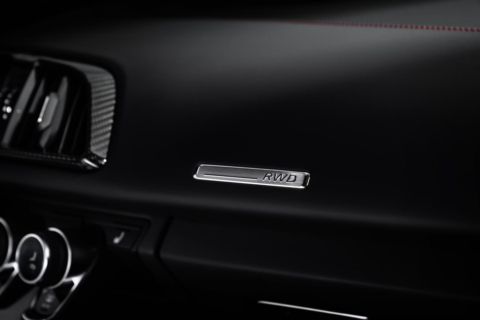 Эта мощность передается исключительно на задние колеса через семиступенчатую коробку передач с двойным сцеплением, что приводит к разгону до 100 км/ч за 3,6 секунды на пути к максимальной скорости 320 км/ч. Audi заявляет, что внес изменения в шасси R
