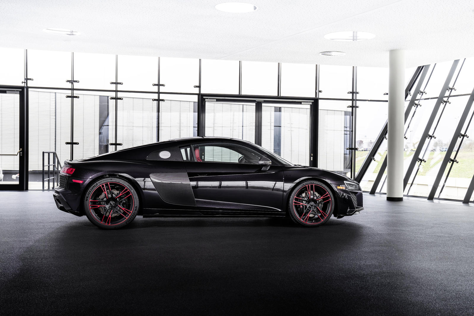 R8 присоединяется к выпуску RS5 Panther 2019 года, который был ограничен всего 100 экземплярами в США и включал ту же окраску с эффектом кристаллов Panther Black и красный интерьер. Audi заявляет, что только избранные дилеры будут получать R8 Panther