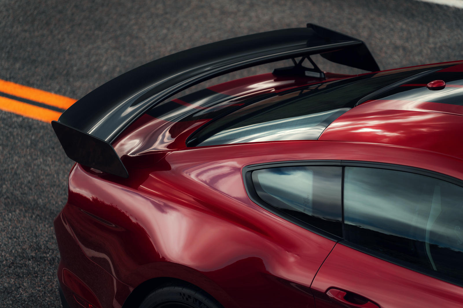 Ford Carbon Fiber Track Package - это вариант стоимостью 18 500 долларов для Shelby GT500, который состоит из некоторых впечатляющих деталей, таких как трековое крыло GT4 из карбона, регулируемые верхние крепления распорок, сиденья с кожаной отделкой