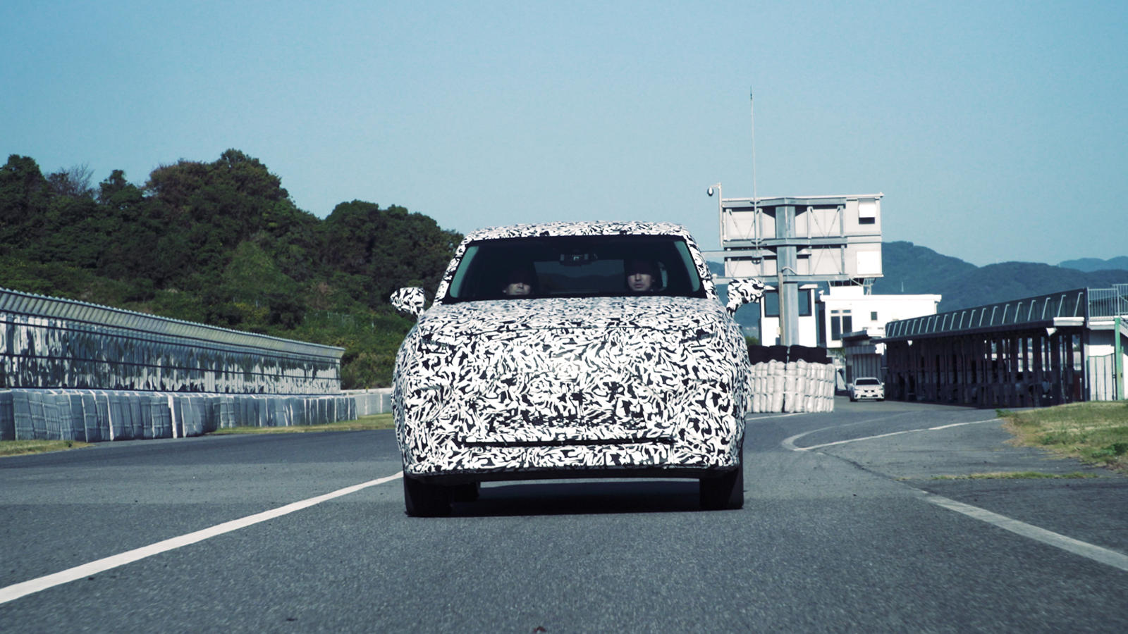 По словам главного инженера Такаши Ватанабе, одним из ключевых аспектов концепции Lexus Electrified является использование новых технологий для улучшения впечатлений от вождения, а не для их ослабления из-за электрификации.