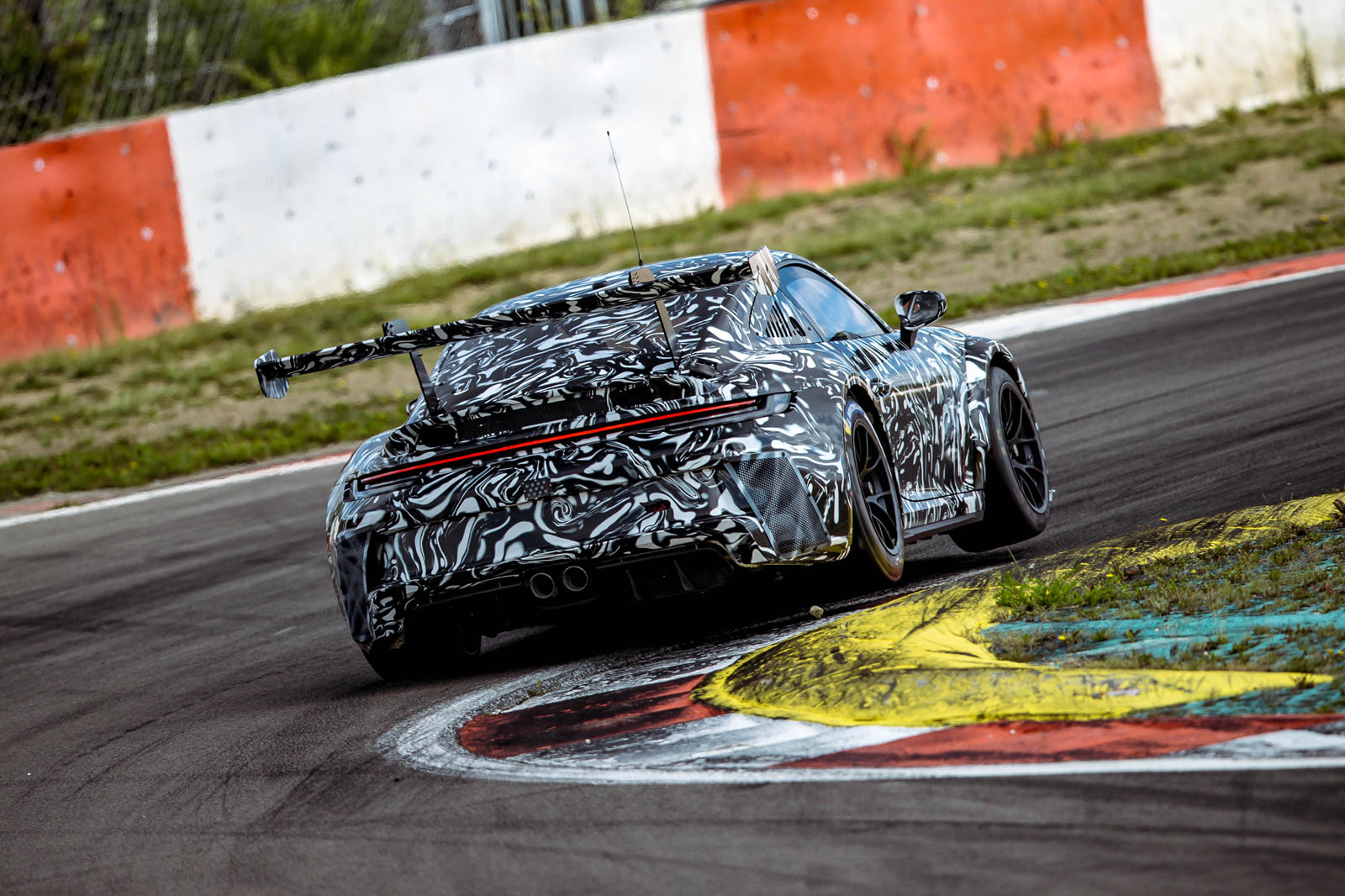 Команда Porsche считает, что GT3 Cup готов к гонкам. «После обширных полевых испытаний мы видим, что автомобиль Cup готов к гонкам. Мы вернулись из Ошерслебена, чувствуя себя полностью удовлетворенными», - говорит Матиас Шольц, главный менеджер проек