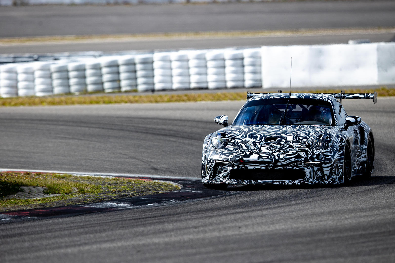 Команда Porsche считает, что GT3 Cup готов к гонкам. «После обширных полевых испытаний мы видим, что автомобиль Cup готов к гонкам. Мы вернулись из Ошерслебена, чувствуя себя полностью удовлетворенными», - говорит Матиас Шольц, главный менеджер проек