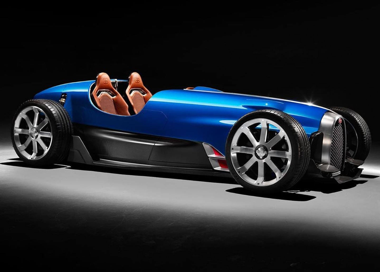 Но чтобы отдать дань уважения своим гоночным корням, Bugatti объединилась с Uedelhoven Studios, чтобы создать великолепный Type 35 D. Этот демонстрационный автомобиль, по сути, является модернизированной версией Type 35, а сам проект стартовал еще в 