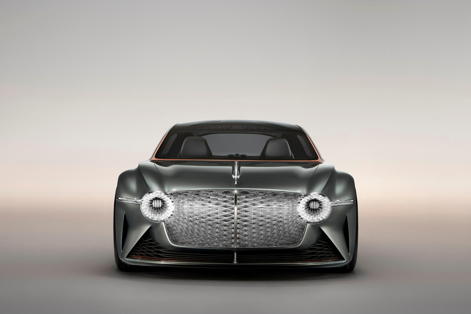 В дополнение к своим превосходным двигателям V8 и W12, Bentley предлагает электрифицированный 3,0-литровый двигатель V6, которым оснащен Bentayga Hybrid. Однако в нынешнем модельном ряду люксового бренда нет ни одного полностью электрического автомоб