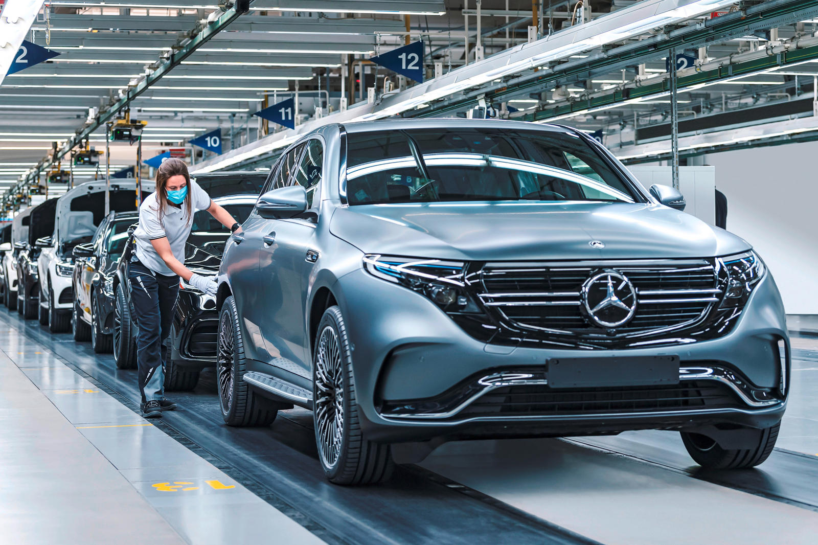 Скоро начнется новая глава для Mercedes-Benz. Как мы знаем, Mercedes пытается стать ведущим производителем электромобилей, выпустив к 2022 году целых шесть новых моделей EQ, включая EQS Sedan, EQA SUV и кроссовер EQB, в результате чего общее количест