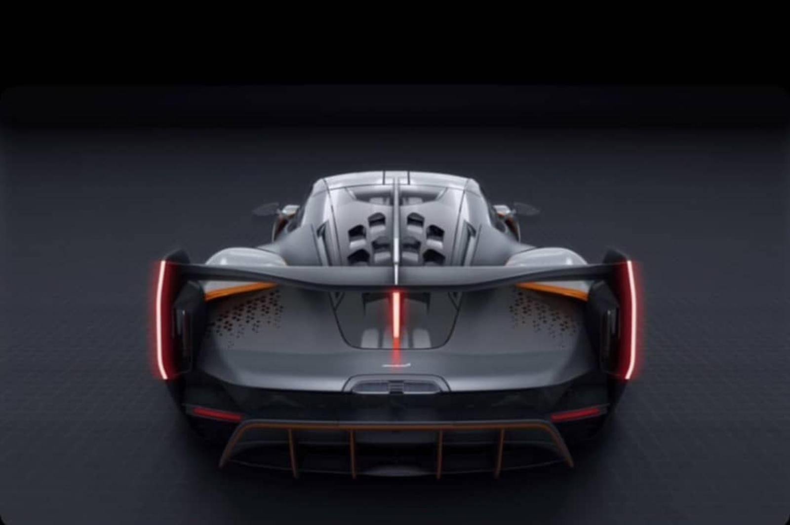 2021 McLaren Sabre наконец-то дебютировал не так уж неожиданно, но все еще захватывающе. Мы знаем о суперкаре с ограниченным тиражом уже довольно давно, и даже раскрыли патент на дизайн еще в начале декабря. Мы впервые официально видим автомобиль, та