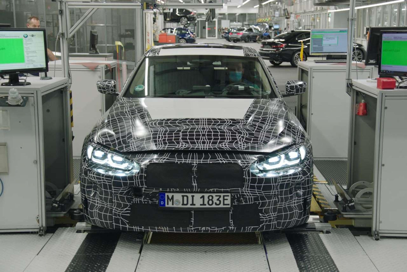 После бесчисленных наблюдений за прототипами и утечек деталей BMW i4 стал на шаг ближе к производству. Через девять месяцев после дебюта Concept i4 в марте опытные версии конкурента Tesla Model S сошли с конвейера завода BMW в Мюнхене. Каждая модель 