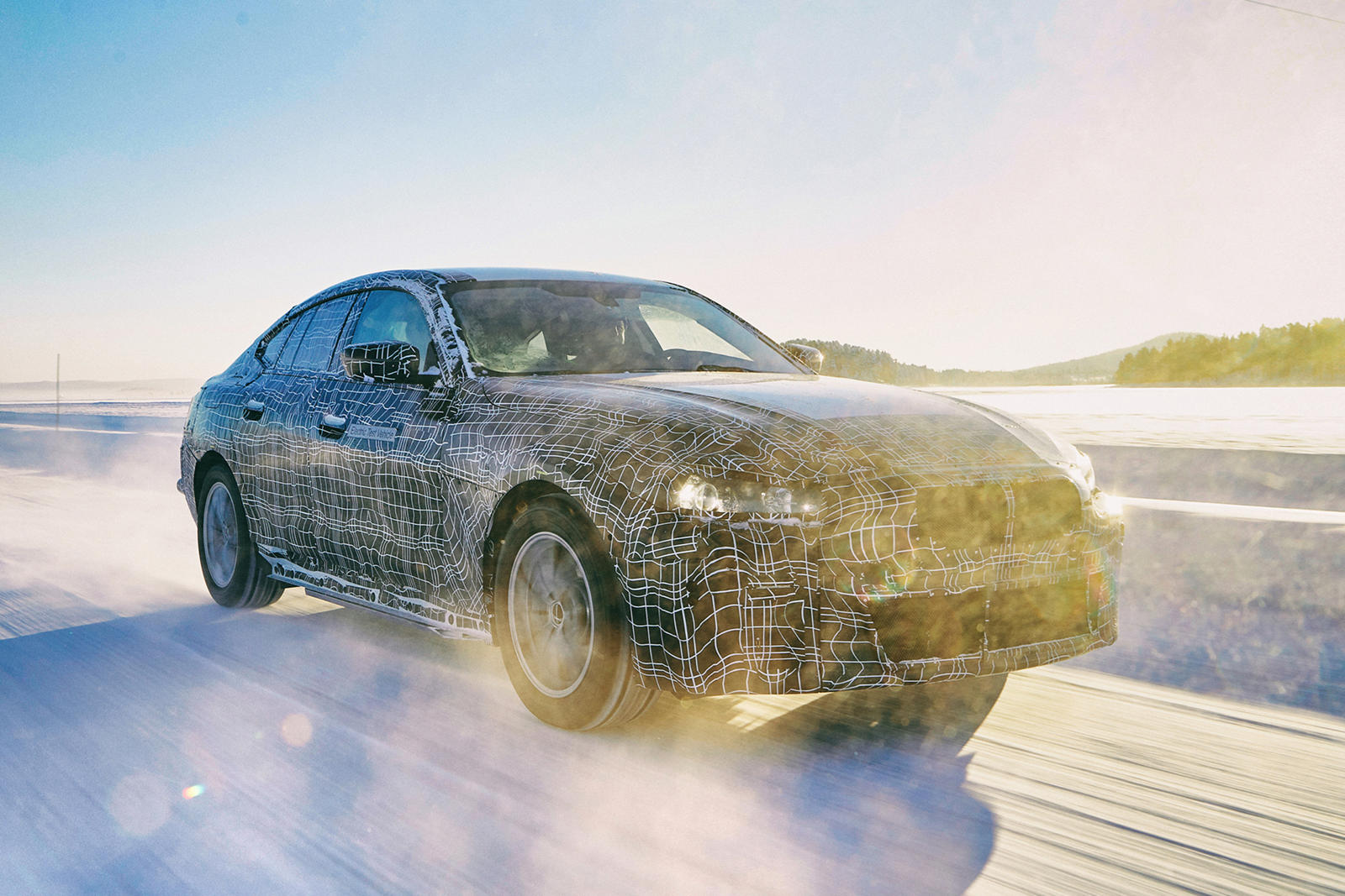 После бесчисленных наблюдений за прототипами и утечек деталей BMW i4 стал на шаг ближе к производству. Через девять месяцев после дебюта Concept i4 в марте опытные версии конкурента Tesla Model S сошли с конвейера завода BMW в Мюнхене. Каждая модель 