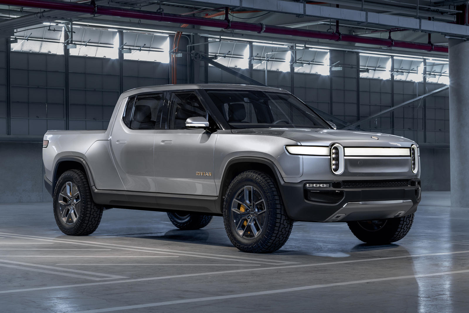 Rivian R1T зажег 20000 рождественских огней