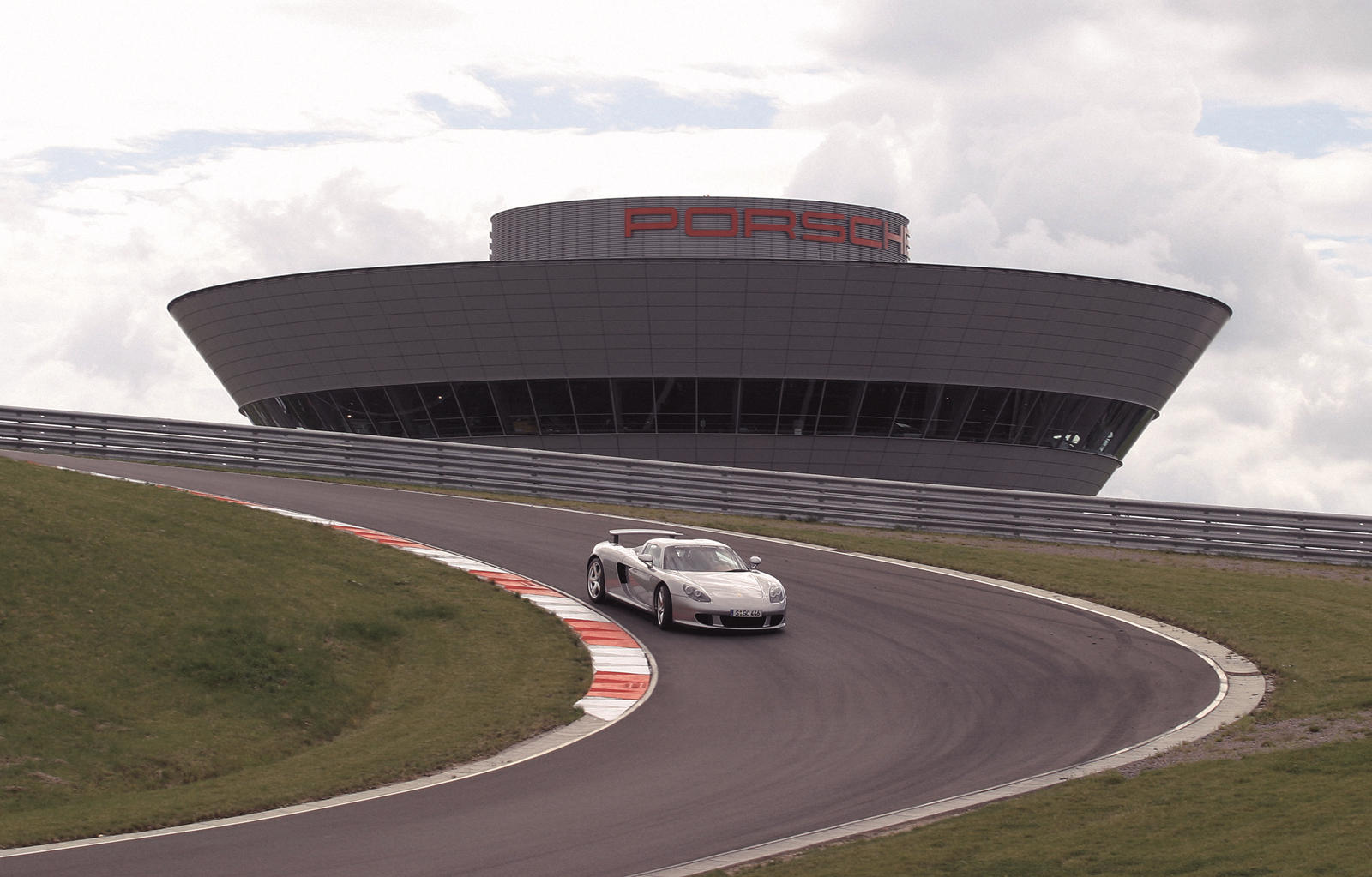 Porsche Carrera GT - один из величайших хитов Porsche всех времен, несмотря на его безупречную репутацию и сложное управление. Но центральный двигатель V10, производный от F1, развивающий 603 лошадиных силы при 5,7 литрах рабочего объема, направляющи